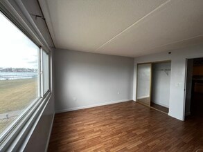 200 Cove Way, Unit 205 in Quincy, MA - Foto de edificio - Building Photo
