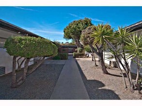 Los Patios Apartments in Escondido, CA - Foto de edificio - Building Photo