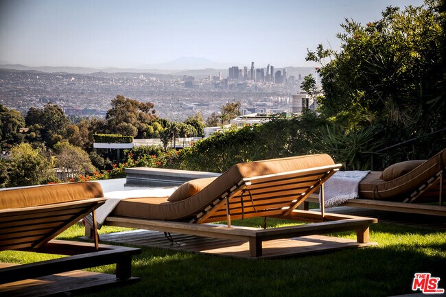 1030 Somera Rd in Los Angeles, CA - Building Photo - Building Photo