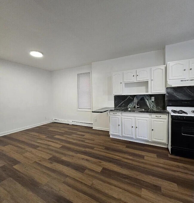 41 Wallis Ave in Jersey City, NJ - Building Photo - Building Photo