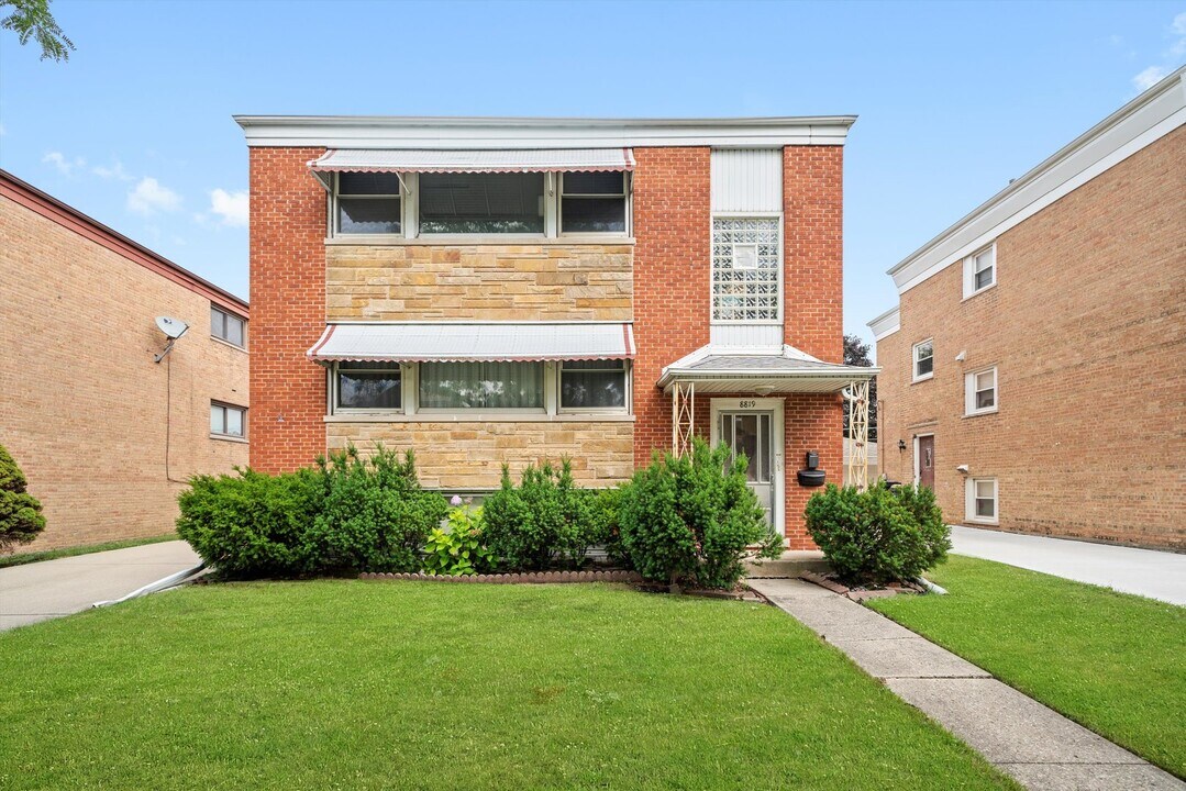 8819 N Wisner St in Niles, IL - Foto de edificio