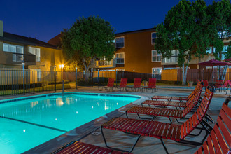 Carriage House in Fremont, CA - Foto de edificio - Building Photo