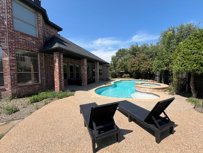 property at 1724 Turnberry Ln