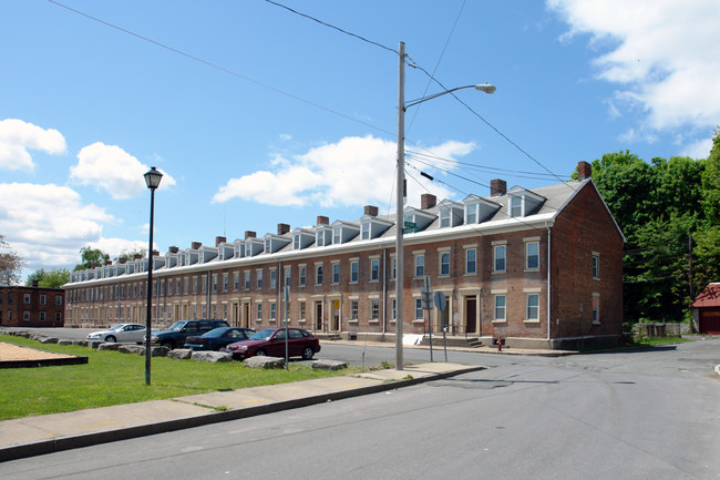 29 & 39 Olmstead St in Cohoes, NY - Foto de edificio - Building Photo