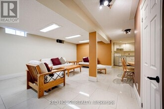 4450 Mayflower Dr in Mississauga, ON - Building Photo - Building Photo