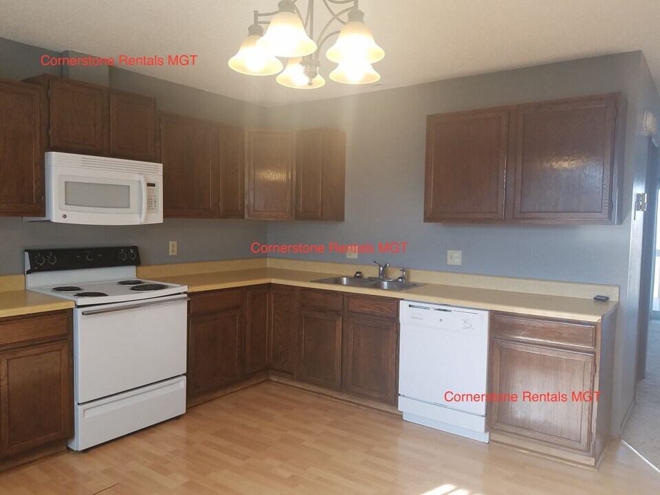 918 9th Ave SE in Valley City, ND - Building Photo