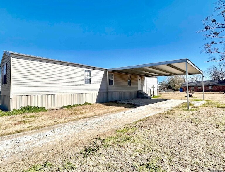 8338 Hackberry St in Sorrento, LA - Building Photo