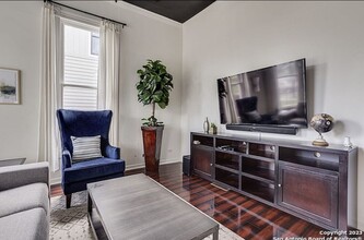 319 E Courtland Pl in San Antonio, TX - Foto de edificio - Building Photo