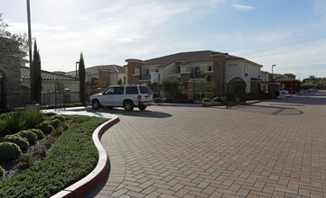 Toscana Apartments in Fontana, CA - Foto de edificio - Building Photo