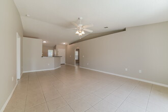 4712 Newbourne Way in Valrico, FL - Building Photo - Building Photo