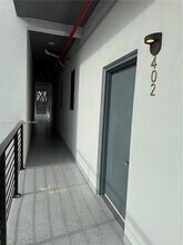 859 E 24th St, Unit 402 in Hialeah, FL - Building Photo - Building Photo