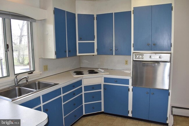 property at 6056 Lincoln Way W