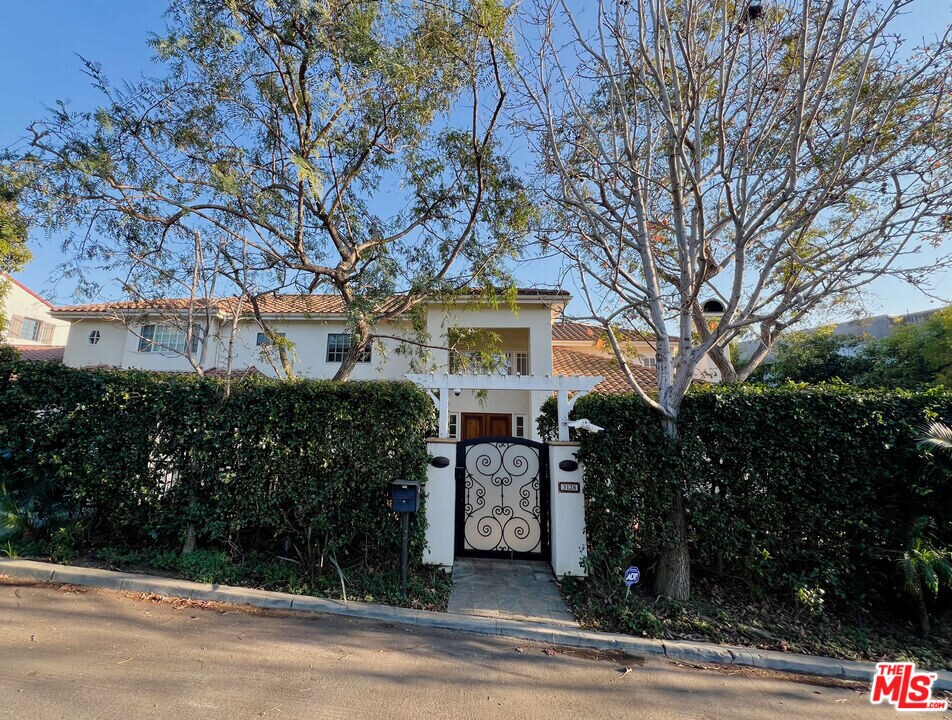 3128 Club Dr in Los Angeles, CA - Building Photo