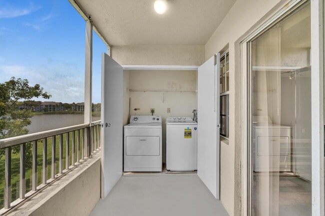 2850 N Oakland Forest Dr in Fort Lauderdale, FL - Building Photo - Building Photo