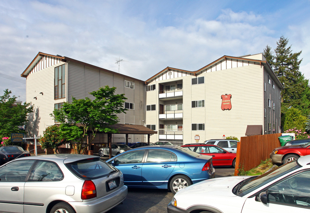 Corner House Apartments in Seattle, WA - Building Photo