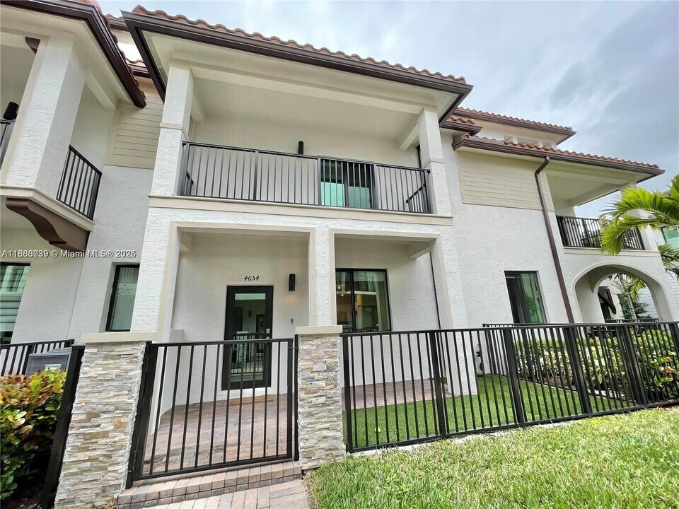 4654 NW 83rd Pkwy in Doral, FL - Building Photo