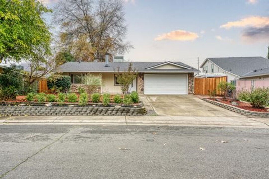 6441 Terra Way in Citrus Heights, CA - Building Photo