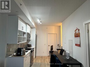 128 Fairview Mall Dr in Toronto, ON - Building Photo - Building Photo