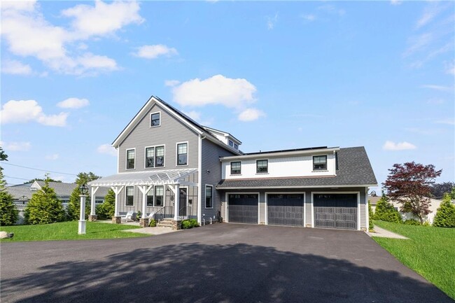 3 Oak St in Middletown, RI - Building Photo - Building Photo