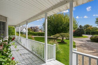 25 Meadowgrass Ln in Southampton, NY - Building Photo - Building Photo