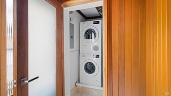 21 Main St in Tiburon, CA - Building Photo