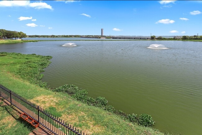 17 Armand Shore Dr in Houston, TX - Building Photo - Building Photo