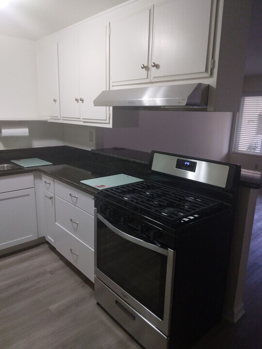 584 Chambers St, Unit B Photo