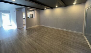 605 Rainier Way in Costa Mesa, CA - Building Photo - Building Photo