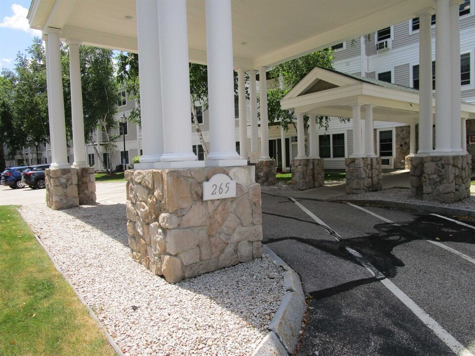 265 Edward J Roy Dr in Manchester, NH - Foto de edificio