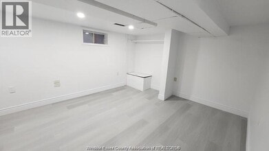 989 Oak St in Windsor, ON - Building Photo - Building Photo
