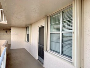 250 Jacaranda Dr in Plantation, FL - Building Photo - Building Photo