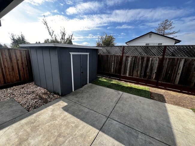 1661 San Marino Dr in Petaluma, CA - Building Photo - Building Photo