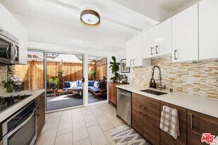 4040 Grand View Blvd in Los Angeles, CA - Building Photo