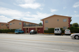 990 W 29th St in Hialeah, FL - Foto de edificio - Building Photo