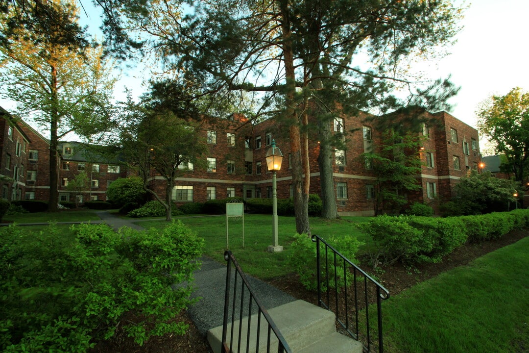 Canterbury Court Apartments in Buffalo, NY - Building Photo