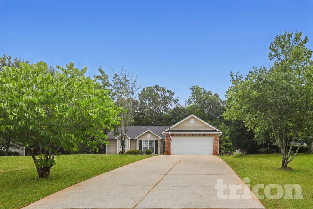 1049 Octavia Ct in Winder, GA - Foto de edificio