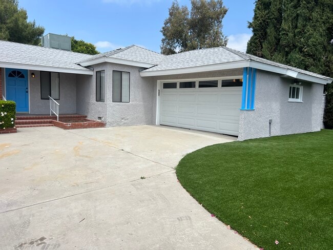 6379 Darby Pl in Tarzana, CA - Building Photo - Building Photo