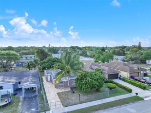 115 NW 28th Ave in Fort Lauderdale, FL - Foto de edificio - Building Photo