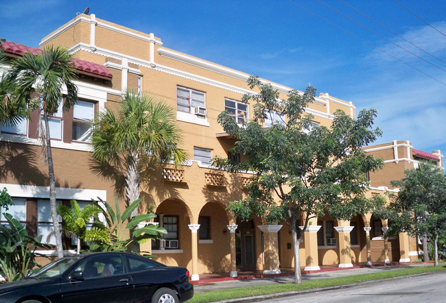 Dakab Apartments in Hollywood, FL - Building Photo - Building Photo