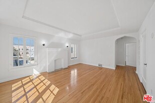 339 S Detroit St in Los Angeles, CA - Building Photo