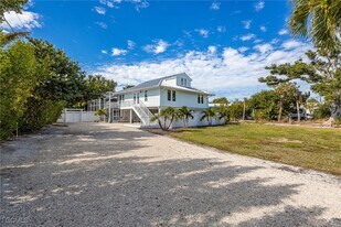 424 Lagoon Dr in Sanibel, FL - Building Photo