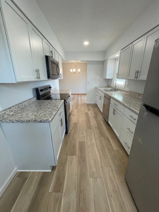 975 W 9th Ave in Marion, IA - Building Photo