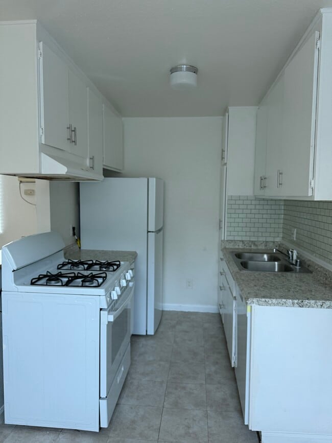 22411 Del Valle St in Woodland Hills, CA - Building Photo - Building Photo