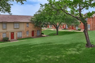 Vista Montana in Dallas, TX - Foto de edificio - Building Photo