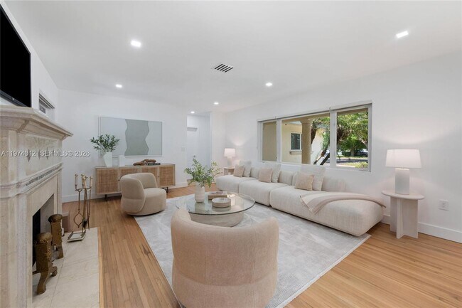 5211 Granada Blvd in Coral Gables, FL - Foto de edificio - Building Photo