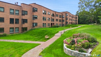 1 Milbank Ave in Greenwich, CT - Building Photo