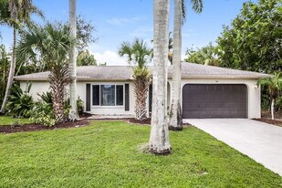 349 Bay Meadows Dr in Naples, FL - Building Photo