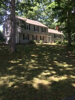 8 Dogwood Ln in Norwich, CT - Building Photo