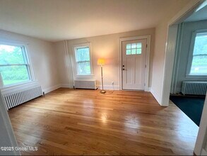 654 Feura Bush Rd in Delmar, NY - Building Photo - Building Photo