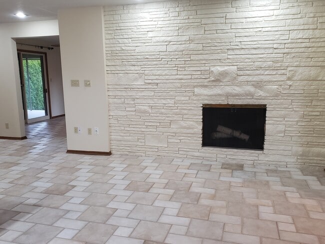 property at 1727 E Pinecrest Rd